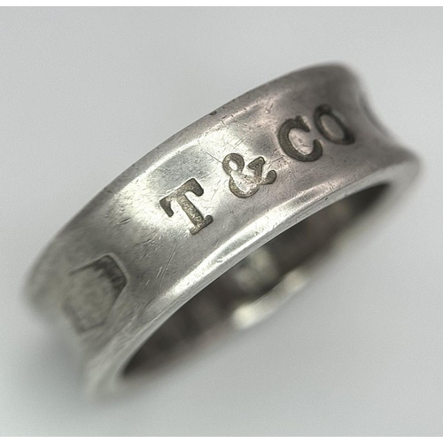 628 - A TIFFANY & CO STERLING SILVER BAND RING 6.2G SIZE L/M. Ref: A/S 1122