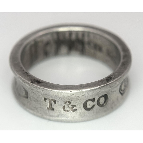 628 - A TIFFANY & CO STERLING SILVER BAND RING 6.2G SIZE L/M. Ref: A/S 1122