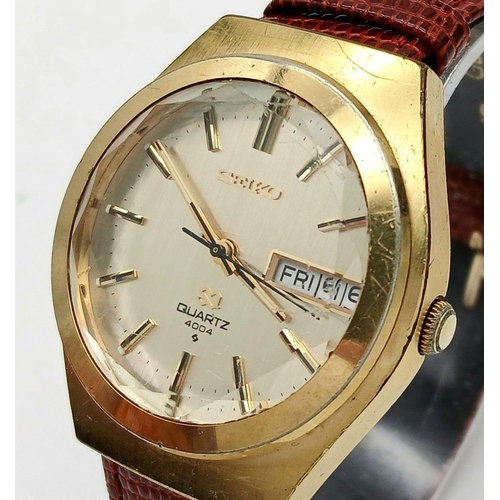 718 - A Vintage Seiko Quartz Model 4004 Day/Date Watch. 36mm Case. This Watch has the rare bevelled edge t... 