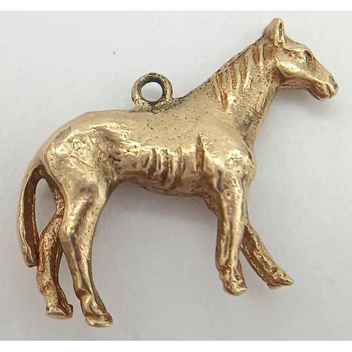 241 - A 9K Yellow Gold Thoroughbred Racehorse Pendant/Charm. 16mm. 2.7g