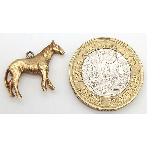 241 - A 9K Yellow Gold Thoroughbred Racehorse Pendant/Charm. 16mm. 2.7g