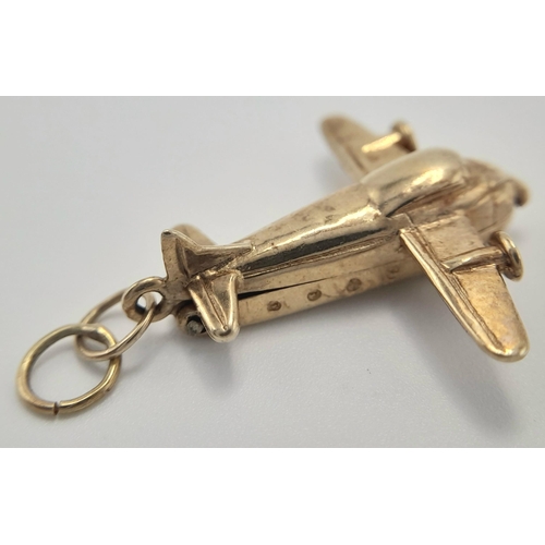 523 - A 9K YELLOW GOLD CARGO PLANE CHARM WHICH OPENS TO REVEAL 2 VECHILES INSIDE 3.4G TOTAL WEIGHT ,  APPR... 