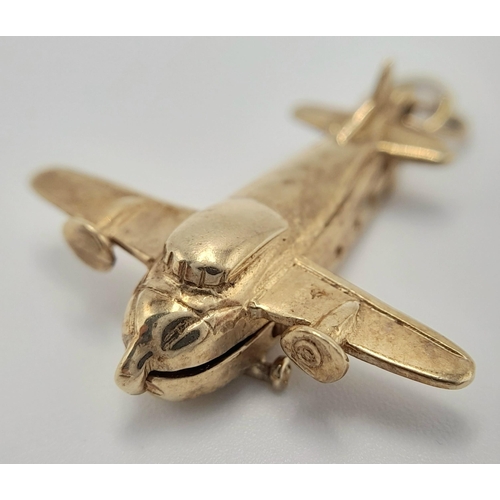 523 - A 9K YELLOW GOLD CARGO PLANE CHARM WHICH OPENS TO REVEAL 2 VECHILES INSIDE 3.4G TOTAL WEIGHT ,  APPR... 