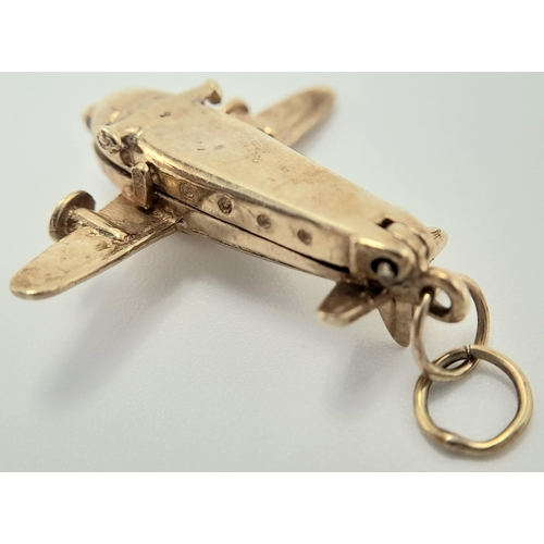 523 - A 9K YELLOW GOLD CARGO PLANE CHARM WHICH OPENS TO REVEAL 2 VECHILES INSIDE 3.4G TOTAL WEIGHT ,  APPR... 