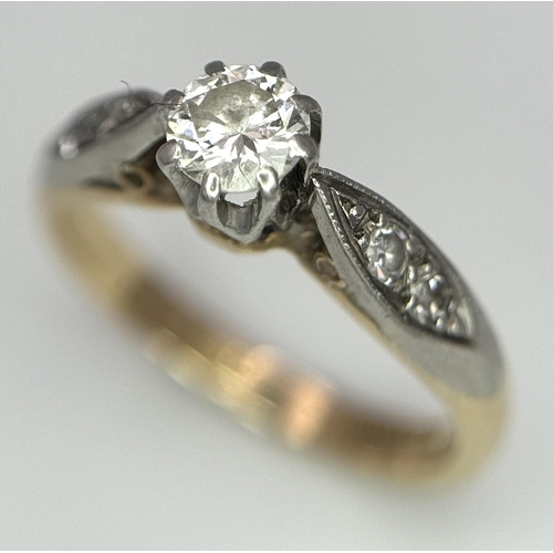 570 - An 18K Gold Bravingtons of London Vintage Diamond Ring. 0.30ct brilliant round cut central diamond w... 