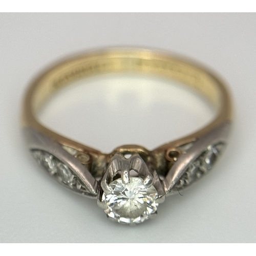 570 - An 18K Gold Bravingtons of London Vintage Diamond Ring. 0.30ct brilliant round cut central diamond w... 