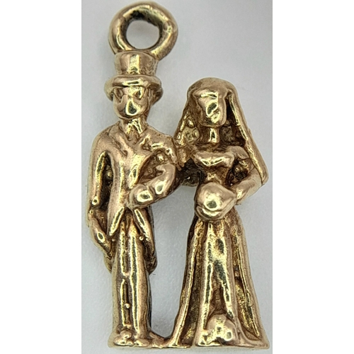 719 - A 9K YELLOW GOLD WEDDING COUPLE BRIDE AND GROOM CHARM 1.8G , 18MM X 10MM. Ref: SC 4048