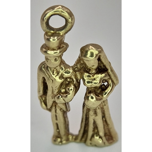 719 - A 9K YELLOW GOLD WEDDING COUPLE BRIDE AND GROOM CHARM 1.8G , 18MM X 10MM. Ref: SC 4048