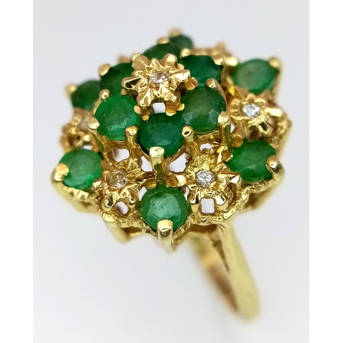 81 - A 18K YELLOW GOLD DIAMOND & EMERALD CLUSTER RING. TOTAL WEIGHT 4.4G. SIZE I. Ref: SC 4062