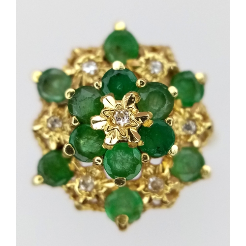 81 - A 18K YELLOW GOLD DIAMOND & EMERALD CLUSTER RING. TOTAL WEIGHT 4.4G. SIZE I. Ref: SC 4062