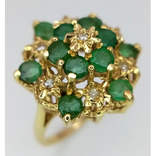 81 - A 18K YELLOW GOLD DIAMOND & EMERALD CLUSTER RING. TOTAL WEIGHT 4.4G. SIZE I. Ref: SC 4062