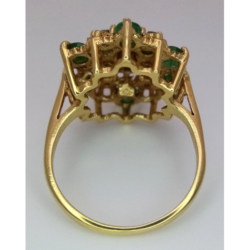 81 - A 18K YELLOW GOLD DIAMOND & EMERALD CLUSTER RING. TOTAL WEIGHT 4.4G. SIZE I. Ref: SC 4062