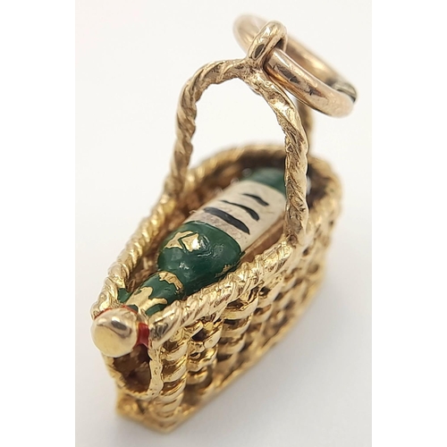 516 - A 9K YELLOW GOLD WINE BASKET CHARM WITH BOTTLE OF WINE INSIDE 3.2G , APPROX 20MM X 18MM. Ref: SC 404... 