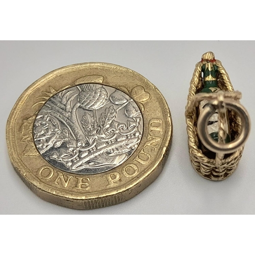 516 - A 9K YELLOW GOLD WINE BASKET CHARM WITH BOTTLE OF WINE INSIDE 3.2G , APPROX 20MM X 18MM. Ref: SC 404... 