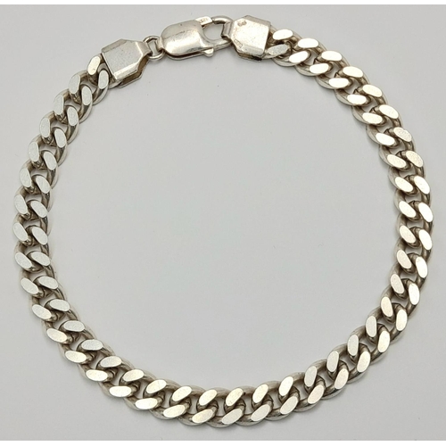 811 - A STERLING SILVER CURB BRACELET. TOTAL WEIGHT APPROX. 25.3G. 22CM IN LENGTH. Ref: SC 4094