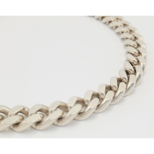 811 - A STERLING SILVER CURB BRACELET. TOTAL WEIGHT APPROX. 25.3G. 22CM IN LENGTH. Ref: SC 4094