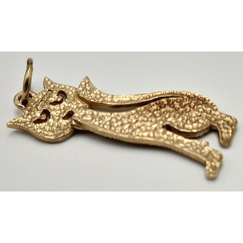 860 - A 9K YELLOW GOLD SITTING PUSSY CAT PENDANT. TOTAL WEIGHT: 1.4G , APPROX 25MM X12MM. Ref: SC 4035