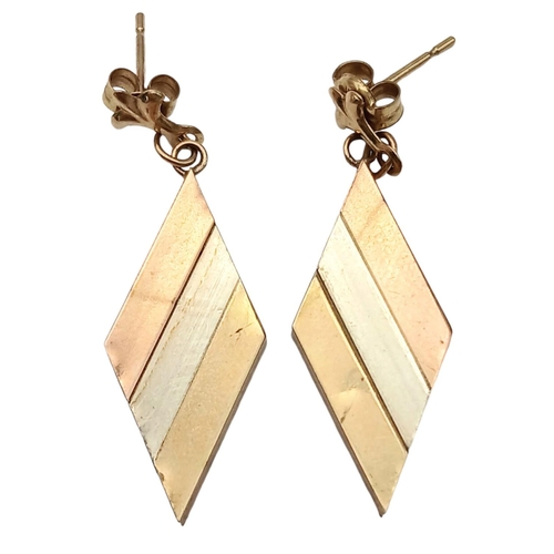 881 - A 9K THREE COLOUR GOLD VINTAGE ART DECO STYLE DROP EARRINGS 1.5G , 35MM DROP. Ref: SC 4039