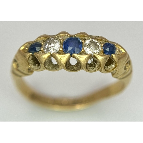 95 - A 18K YELLOW GOLD ANTIQUE OLD CUT DIAMOND & SAPPHIRE 5 STONE RING. TOTAL WEIGHT 4.4G. SIZE M. HALLMA... 