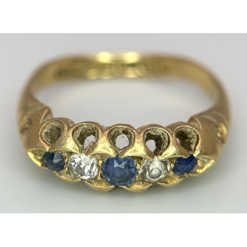 95 - A 18K YELLOW GOLD ANTIQUE OLD CUT DIAMOND & SAPPHIRE 5 STONE RING. TOTAL WEIGHT 4.4G. SIZE M. HALLMA... 