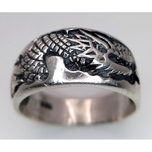 972 - A STERLING SILVER DRAGON DESIGN RING. TOTAL WEIGHT APPROX. 7G. SIZE W. Ref: SC 4098