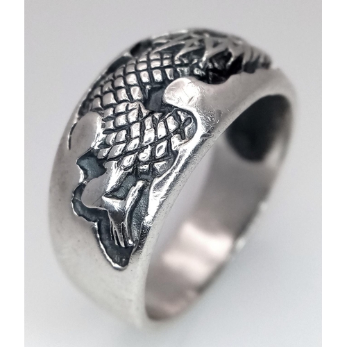 972 - A STERLING SILVER DRAGON DESIGN RING. TOTAL WEIGHT APPROX. 7G. SIZE W. Ref: SC 4098