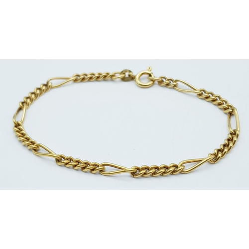 206 - A 9K Yellow Gold Curb and Twist Link Bracelet. 18cm. 2.6g.