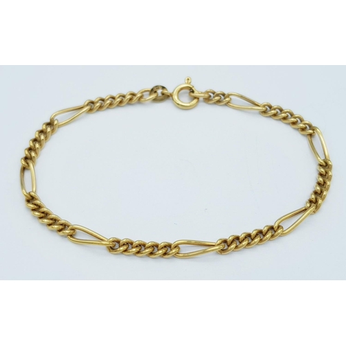 206 - A 9K Yellow Gold Curb and Twist Link Bracelet. 18cm. 2.6g.