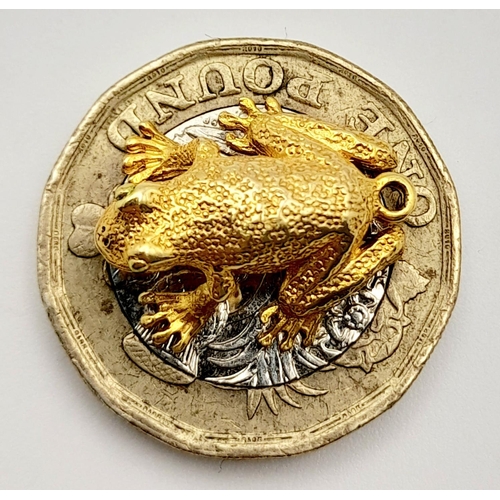 527 - A 9K Yellow Gold Frog Pendant/Charm. 2cm. 3.2g.