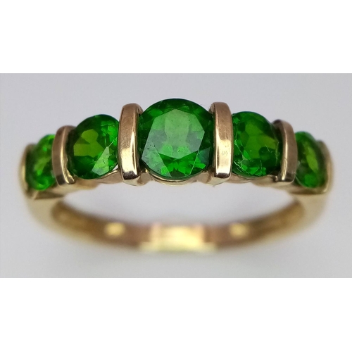 14 - Beautiful 9 carat GOLD and GREEN DIOPSIDE RING. Consisting 5 x Round Cut Sparkling Green Diopside Ge... 