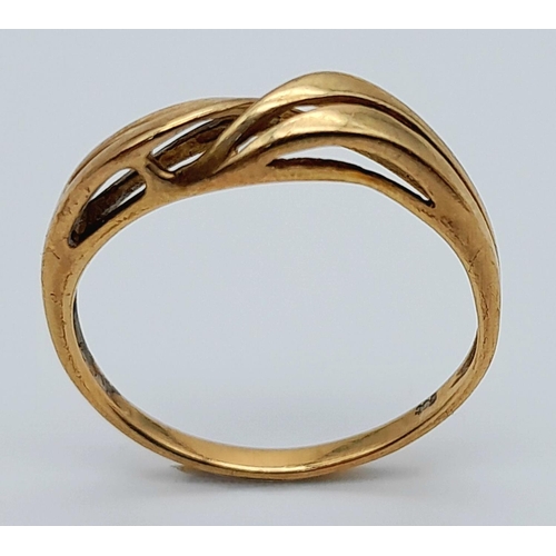 522 - A 9K Yellow Gold Crossover Ring. Size N. 1.4g.