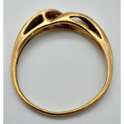 522 - A 9K Yellow Gold Crossover Ring. Size N. 1.4g.