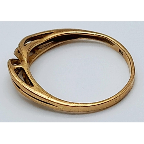 522 - A 9K Yellow Gold Crossover Ring. Size N. 1.4g.