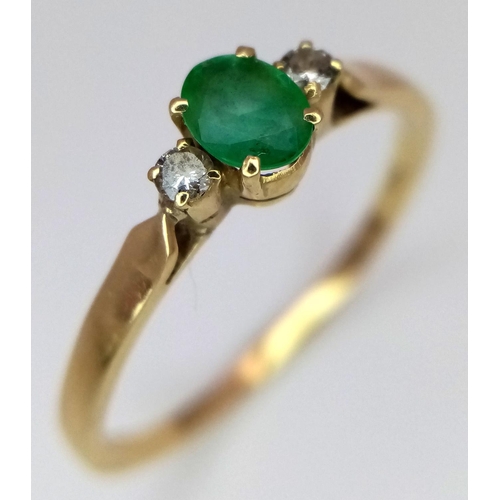 343 - An elegant and understated 18 carat GOLD,  DIAMOND and GREEN TOURMALINE RING. 2 grams. Size Q 1/2.