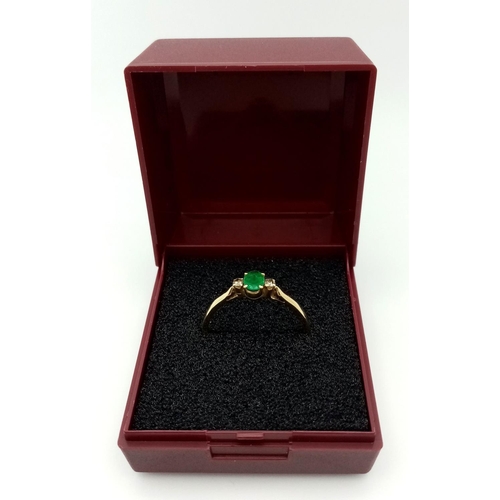 343 - An elegant and understated 18 carat GOLD,  DIAMOND and GREEN TOURMALINE RING. 2 grams. Size Q 1/2.