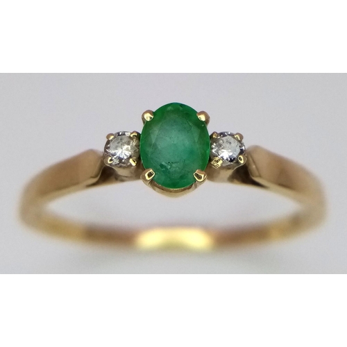 343 - An elegant and understated 18 carat GOLD,  DIAMOND and GREEN TOURMALINE RING. 2 grams. Size Q 1/2.