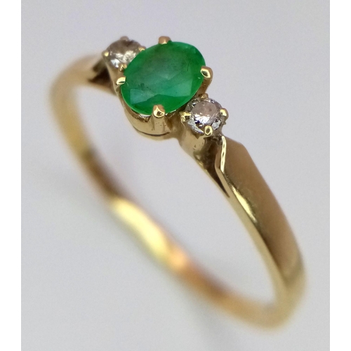 343 - An elegant and understated 18 carat GOLD,  DIAMOND and GREEN TOURMALINE RING. 2 grams. Size Q 1/2.