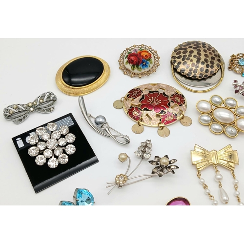 399 - Large Selection of VINTAGE BROOCHES ,To include Jewelled,Cloissone, enamelled, Gold Tone, Pearl Drop... 