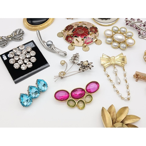 399 - Large Selection of VINTAGE BROOCHES ,To include Jewelled,Cloissone, enamelled, Gold Tone, Pearl Drop... 