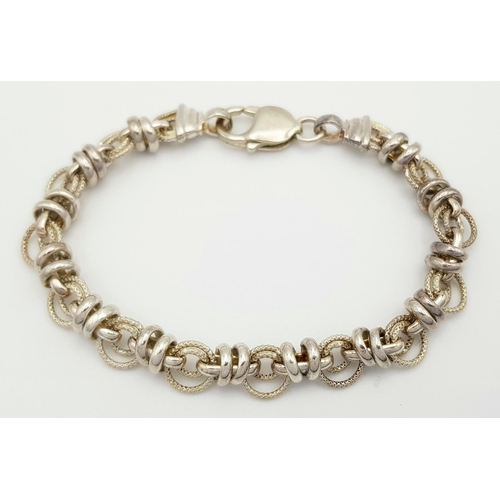 429 - A Charming Solid Silver 925 Modernist Bracelet, 20 grams, 18.5cm. In excellent condition.