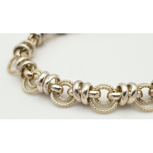 429 - A Charming Solid Silver 925 Modernist Bracelet, 20 grams, 18.5cm. In excellent condition.