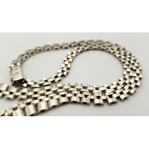 795 - An Elegant Solid Silver 925 Collar Necklace, 23.8 grams, 44cm. In excellent condition.