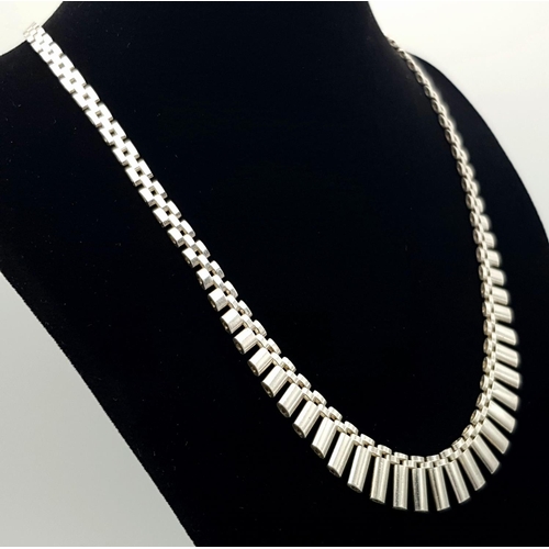 795 - An Elegant Solid Silver 925 Collar Necklace, 23.8 grams, 44cm. In excellent condition.