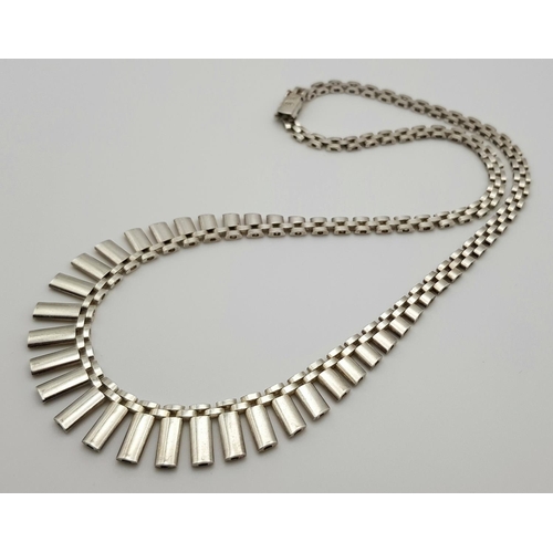 795 - An Elegant Solid Silver 925 Collar Necklace, 23.8 grams, 44cm. In excellent condition.