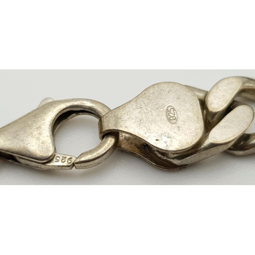 802 - A Stylish Solid Silver 925 Curb Chain Bracelet, 31 grams, 21cm. In excellent condition.