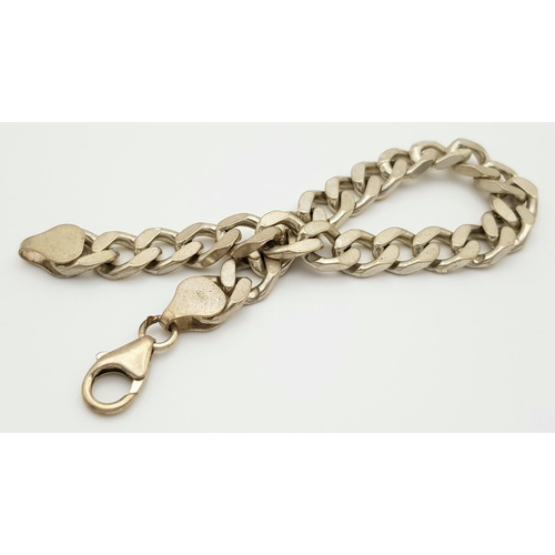 802 - A Stylish Solid Silver 925 Curb Chain Bracelet, 31 grams, 21cm. In excellent condition.