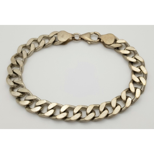 802 - A Stylish Solid Silver 925 Curb Chain Bracelet, 31 grams, 21cm. In excellent condition.