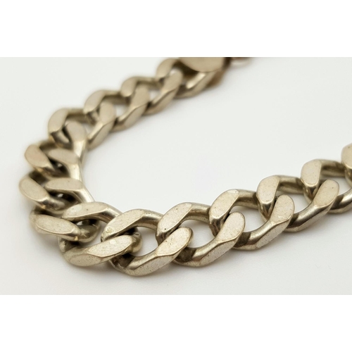 802 - A Stylish Solid Silver 925 Curb Chain Bracelet, 31 grams, 21cm. In excellent condition.