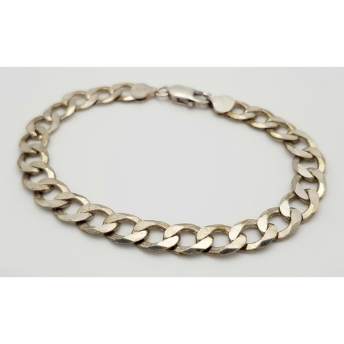 816 - An Attractive Solid Silver 925 Curb Chain Bracelet, 17.2 grams, 22cm. In excellent condition.