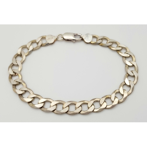 816 - An Attractive Solid Silver 925 Curb Chain Bracelet, 17.2 grams, 22cm. In excellent condition.